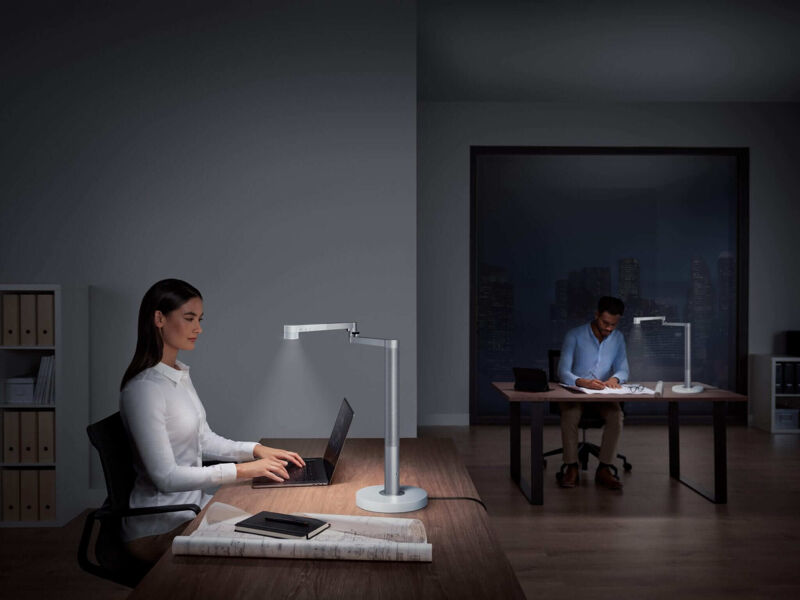 Dyson Lightcycle Morph Leuchte wird als Schreibtischlampe eingesetzt